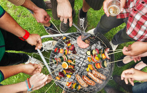 Fête de remerciement autour d'un barbecue